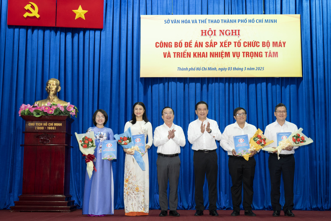 Lãnh đạo sở trao quyết định cho các cán bộ một số phòng ban. Ảnh: Quốc Thanh