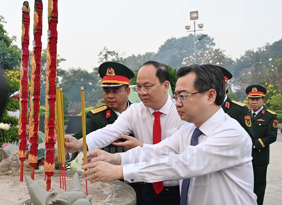 Bí thư Tỉnh ủy Cà Mau Nguyễn Hồ Hải và Bộ trưởng Bộ Xây dựng Nguyễn Thanh Nghị dâng hương tưởng nhớ các Anh hùng liệt sĩ, các bậc tiền nhân đã hy sinh xương máu cho nền độc lập, hòa bình của dân tộc. Bí thư Tỉnh ủy Cà Mau Nguyễn Hồ Hải và Bộ trưởng Bộ Xây dựng Nguyễn Thanh Nghị dâng hương tưởng nhớ các Anh hùng liệt sĩ, các bậc tiền nhân đã hy sinh xương máu cho nền độc lập, hòa bình của dân tộc.