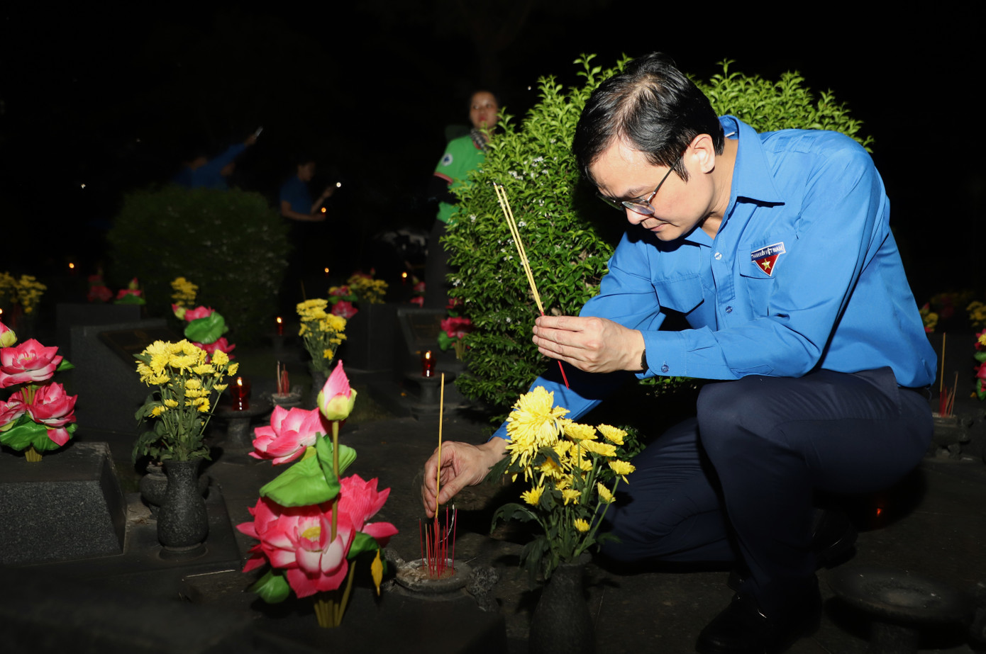 Anh Bùi Quang Huy thắp hương tại các mộ phần liệt sĩ. Anh Bùi Quang Huy thắp hương tại các mộ phần liệt sĩ.