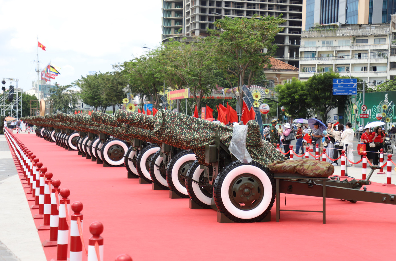 Trận địa pháo lễ đã được Lữ đoàn 96 (Binh chủng Pháo binh) thực hiện lắp đặt tại Công viên Bến Bạch Đằng vào khuya ngày 6/4, để phục vụ cho Lễ kỷ niệm 50 năm thống nhất đất nước.