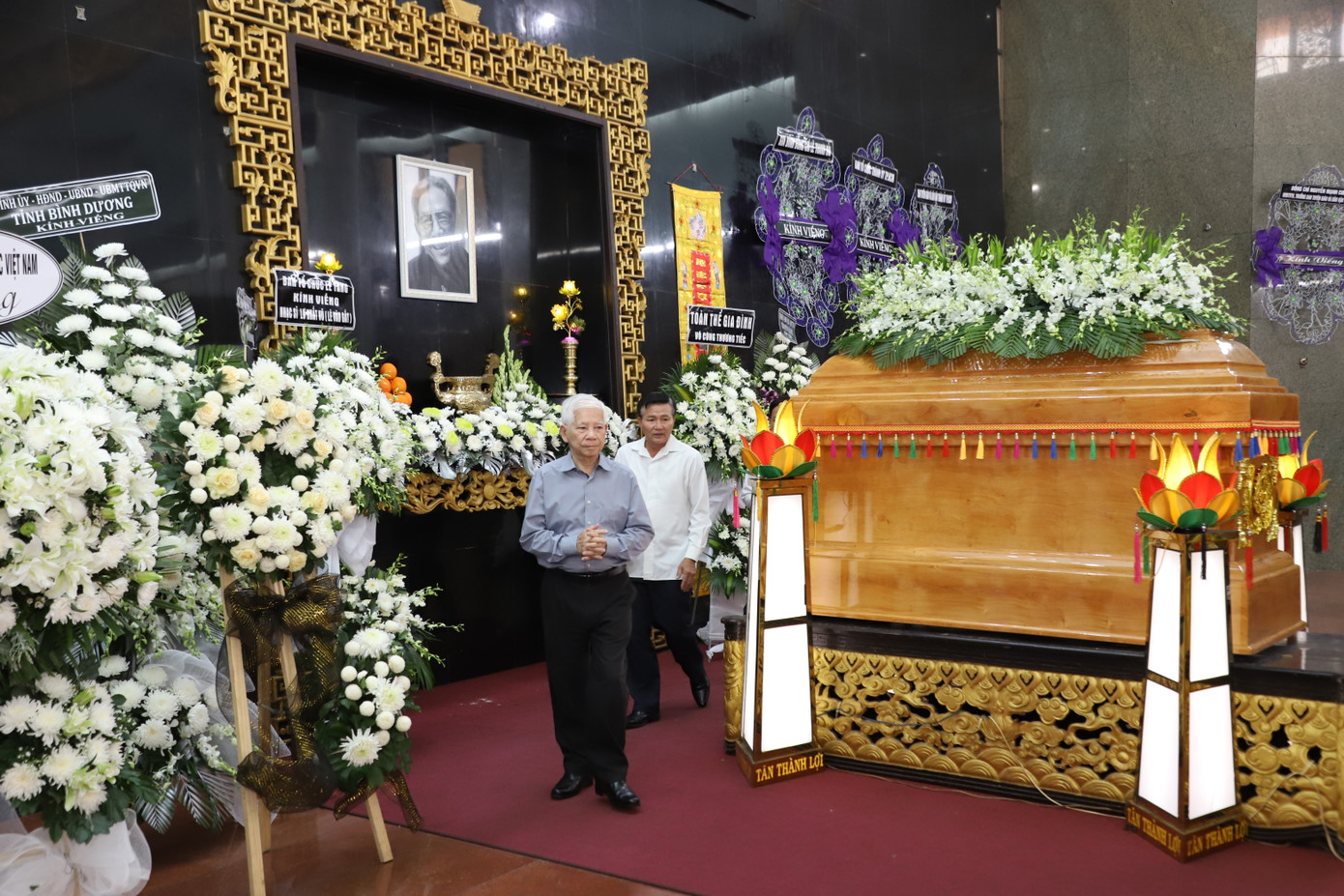 Nguyên Chủ tịch nước Nguyễn Minh Triết ghi nhận những đóng góp to lớn của nhạc sĩ Lư Nhất Vũ. Nguyên Chủ tịch nước Nguyễn Minh Triết ghi nhận những đóng góp to lớn của nhạc sĩ Lư Nhất Vũ.