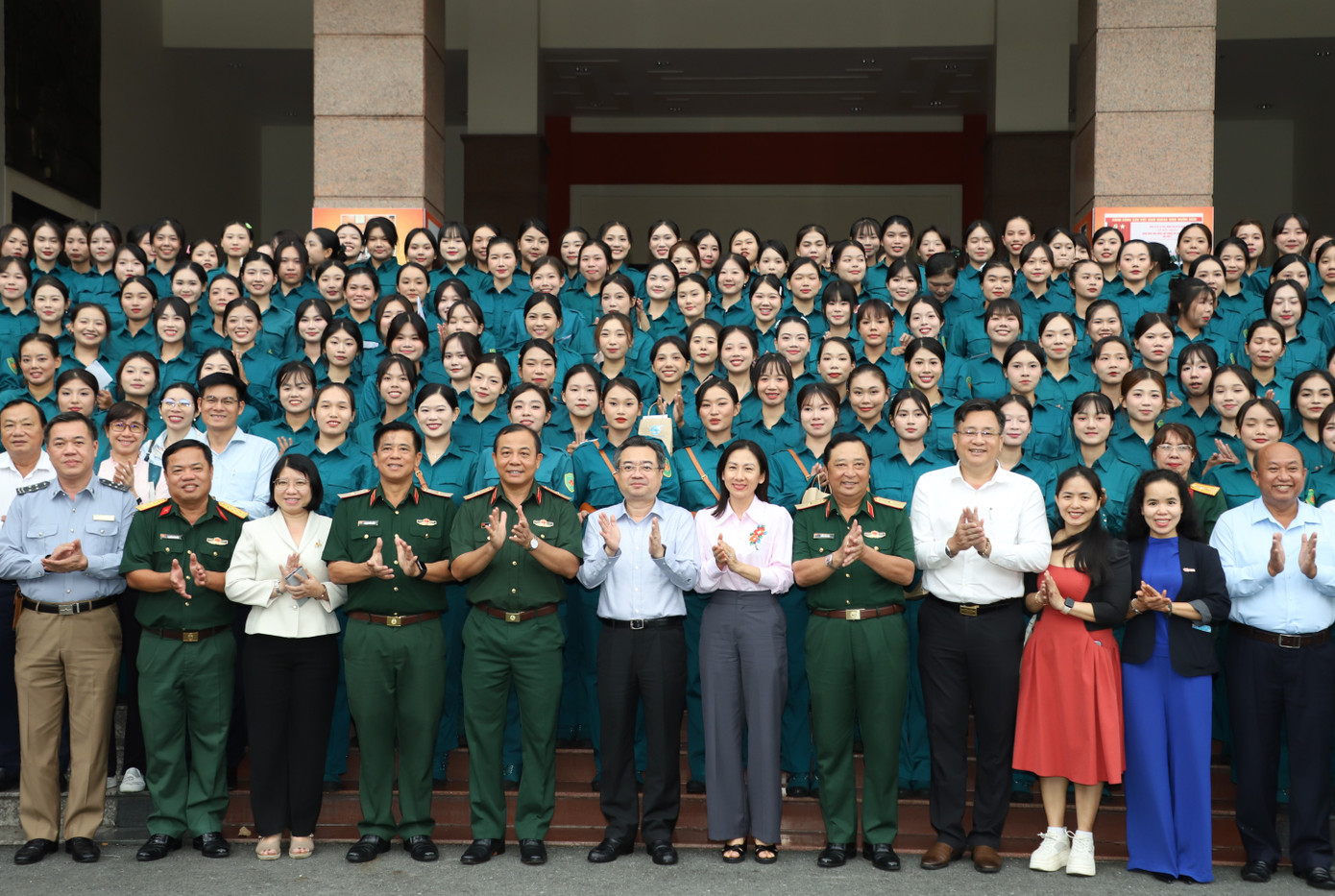 Lãnh đạo TPHCM chụp ảnh lưu niệm cùng đội hình nữ dân quân tham gia diễu binh, diễu hành trong lễ kỷ niệm trọng đại của đất nước.