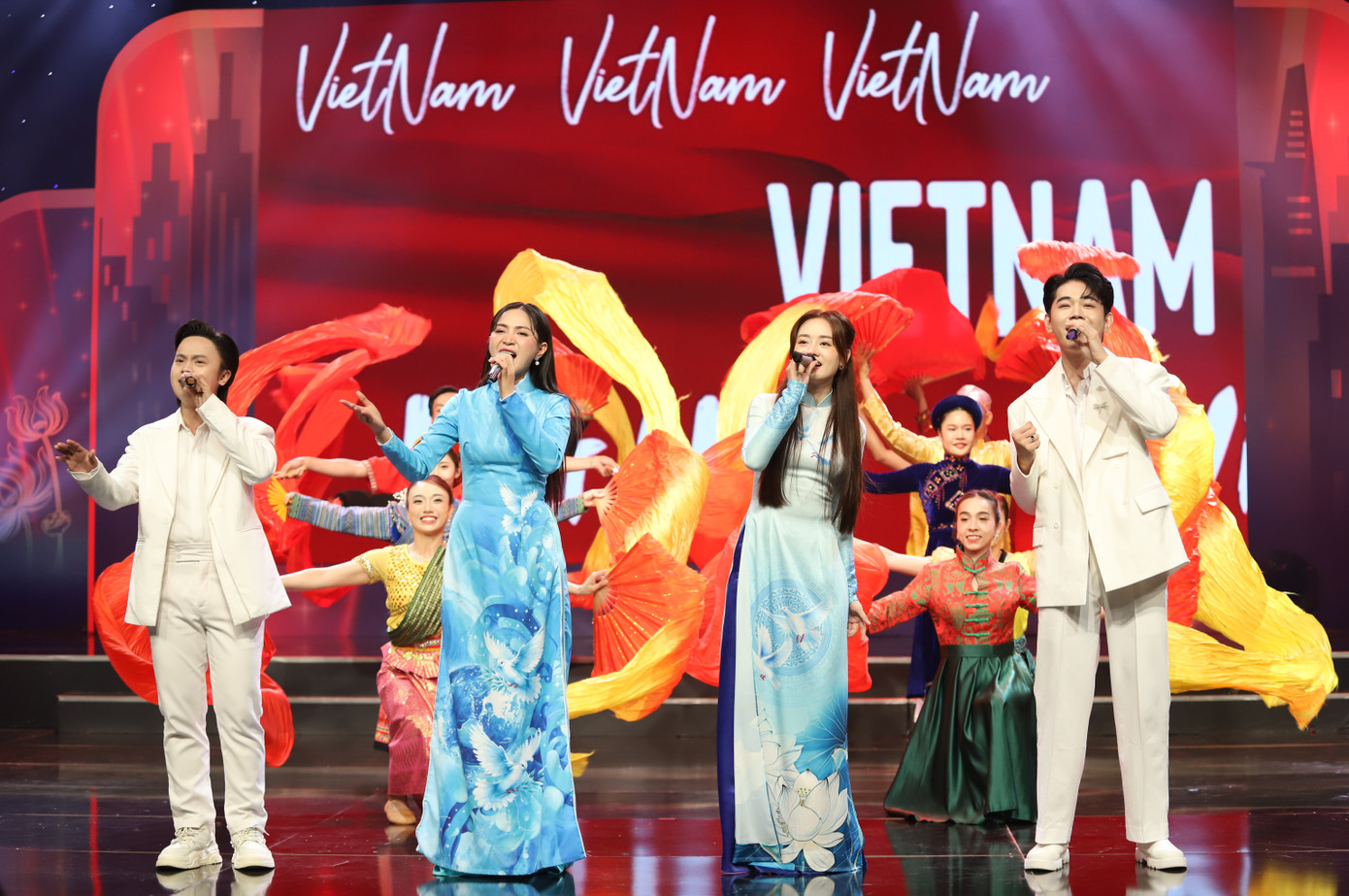 Các văn nghệ sĩ tham gia biểu diễn tại buổi lễ. Ảnh: Ngô Tùng.