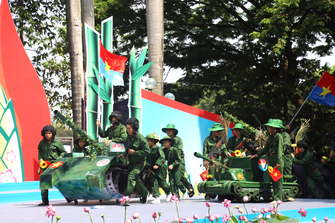 Thiếu nhi TPHCM tái hiện khoảnh khắc lịch sử trưa 30/4/1975 với hình ảnh hai chiếc xe tăng mang số hiệu 843 và 390 đang tiến về Dinh Độc Lập.