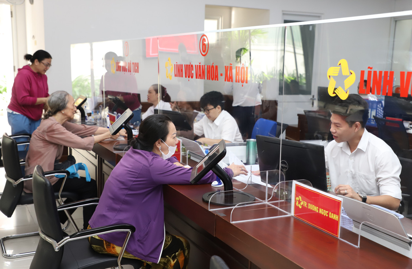 Cán bộ, công chức các sở ngành, địa phương thi đua trong sắp xếp đơn vị hành chính cấp tỉnh và chính quyền địa phương 2 cấp “tinh – gọn – mạnh – hiệu năng – hiệu lực – hiệu quả”. Ảnh: Ngô Tùng Cán bộ, công chức các sở ngành, địa phương thi đua trong sắp xếp đơn vị hành chính cấp tỉnh và chính quyền địa phương 2 cấp “tinh – gọn – mạnh – hiệu năng – hiệu lực – hiệu quả”. Ảnh: Ngô Tùng