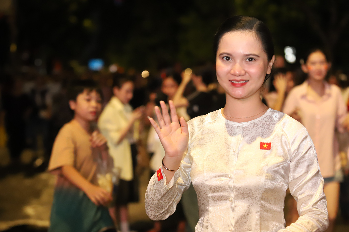 Các bạn trẻ hòa trong bầu không khí phấn khởi, sôi nổi xem diễu binh, diễu hành chuẩn bị cho đại lễ kỷ niệm ngày 30/4.