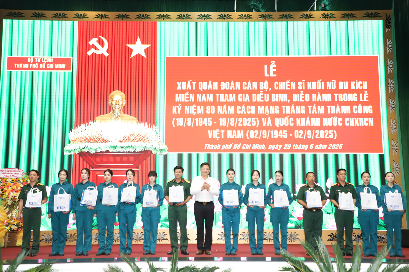 Lãnh đạo TPHCM cùng các đơn vị trường học, doanh nghiệp tặng quà động viên các nữ chiến sĩ tham gia đợt huấn luyện.