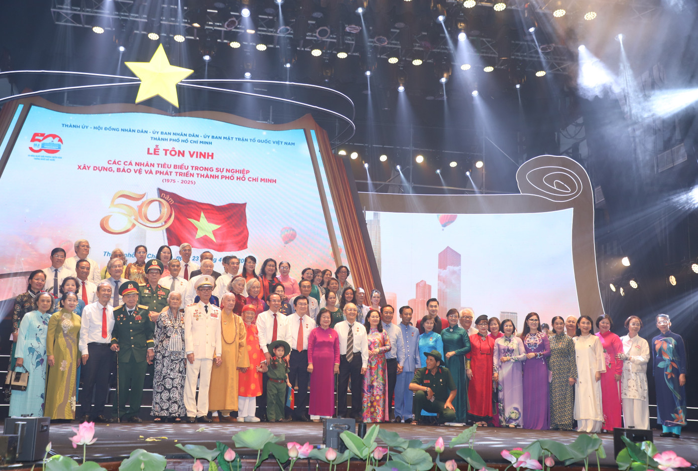 Nguyên lãnh đạo Đảng, Nhà nước, lãnh đạo TPHCM cùng các gương tiêu biểu tại buổi lễ tôn vinh. Ảnh: Ngô Tùng.