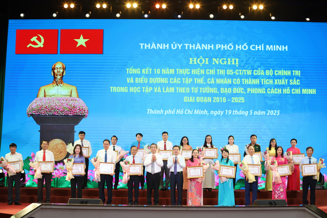 Ông Nguyễn Thanh Nghị cùng Phó Bí thư Thành ủy, Chủ tịch Ủy ban MTTQ Việt Nam TPHCM Nguyễn Phước Lộc trao bằng khen tuyên dương các cá nhân điển hình trong học tập và làm theo tư tưởng, đạo đức, phong cách Hồ Chí Minh. Ông Nguyễn Thanh Nghị cùng Phó Bí thư Thành ủy, Chủ tịch Ủy ban MTTQ Việt Nam TPHCM Nguyễn Phước Lộc trao bằng khen tuyên dương các cá nhân điển hình trong học tập và làm theo tư tưởng, đạo đức, phong cách Hồ Chí Minh.