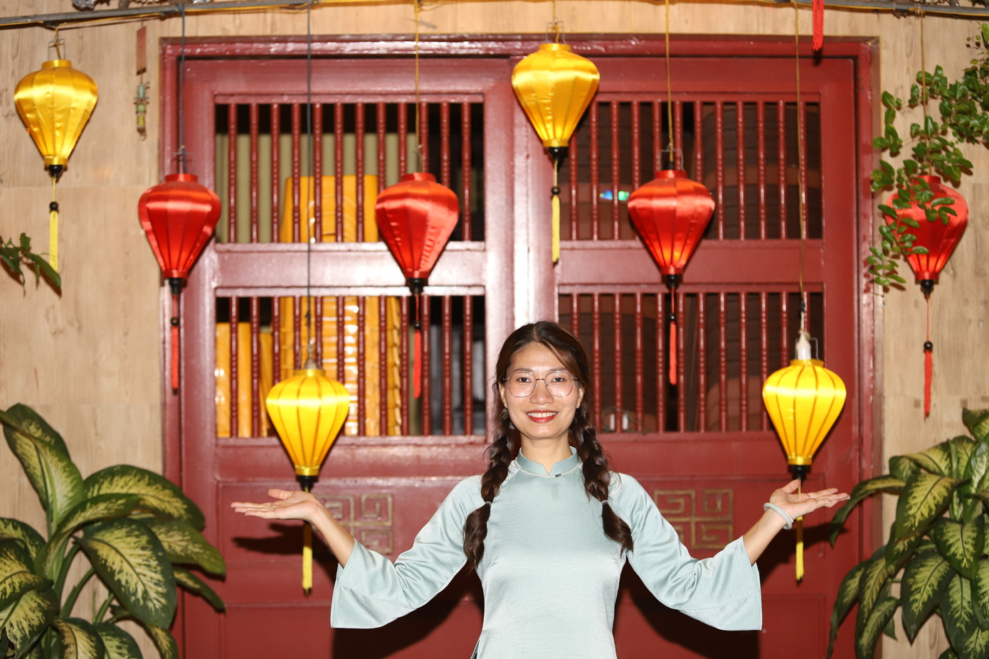 Những chiếc đèn hoa cỡ lớn, những chiếc đèn lồng xuất hiện rực rỡ trong mùa Phật đản tại chùa Pháp Hoa - trụ sở của Ban Văn hóa, Trung ương Giáo hội Phật giáo Việt Nam.