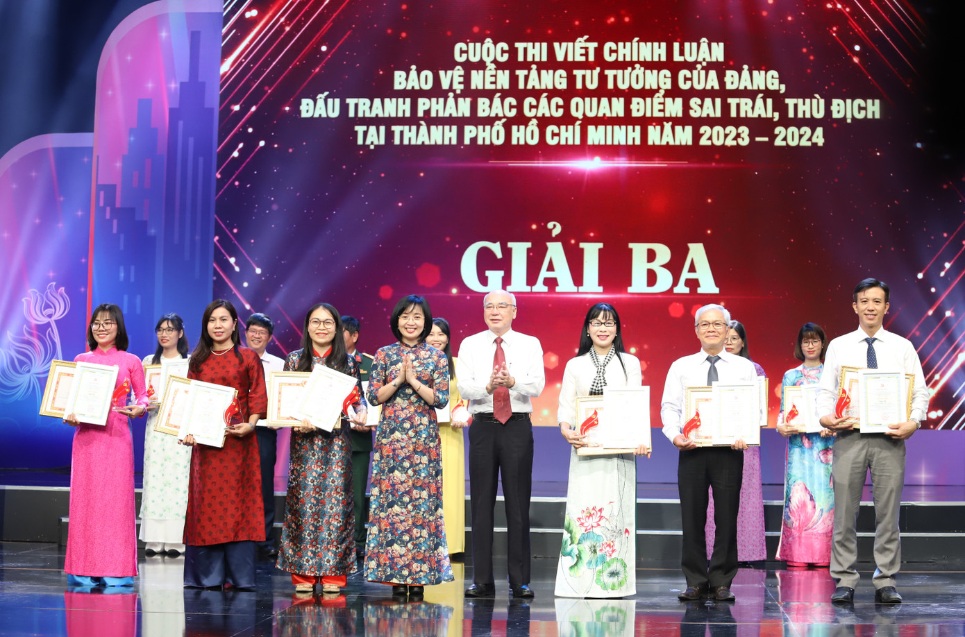 Lãnh đạo Ban Tuyên giáo và Dân vận Trung ương, Trung ương Đoàn và TPHCM trao thưởng cho các tác giả đạt giải. Ảnh: Ngô Tùng