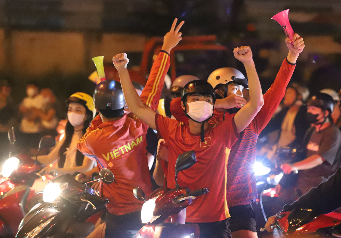 Người hâm mộ vui mừng trước chiến thắng của các "chiến binh sao vàng" ngay trên đất Thái.