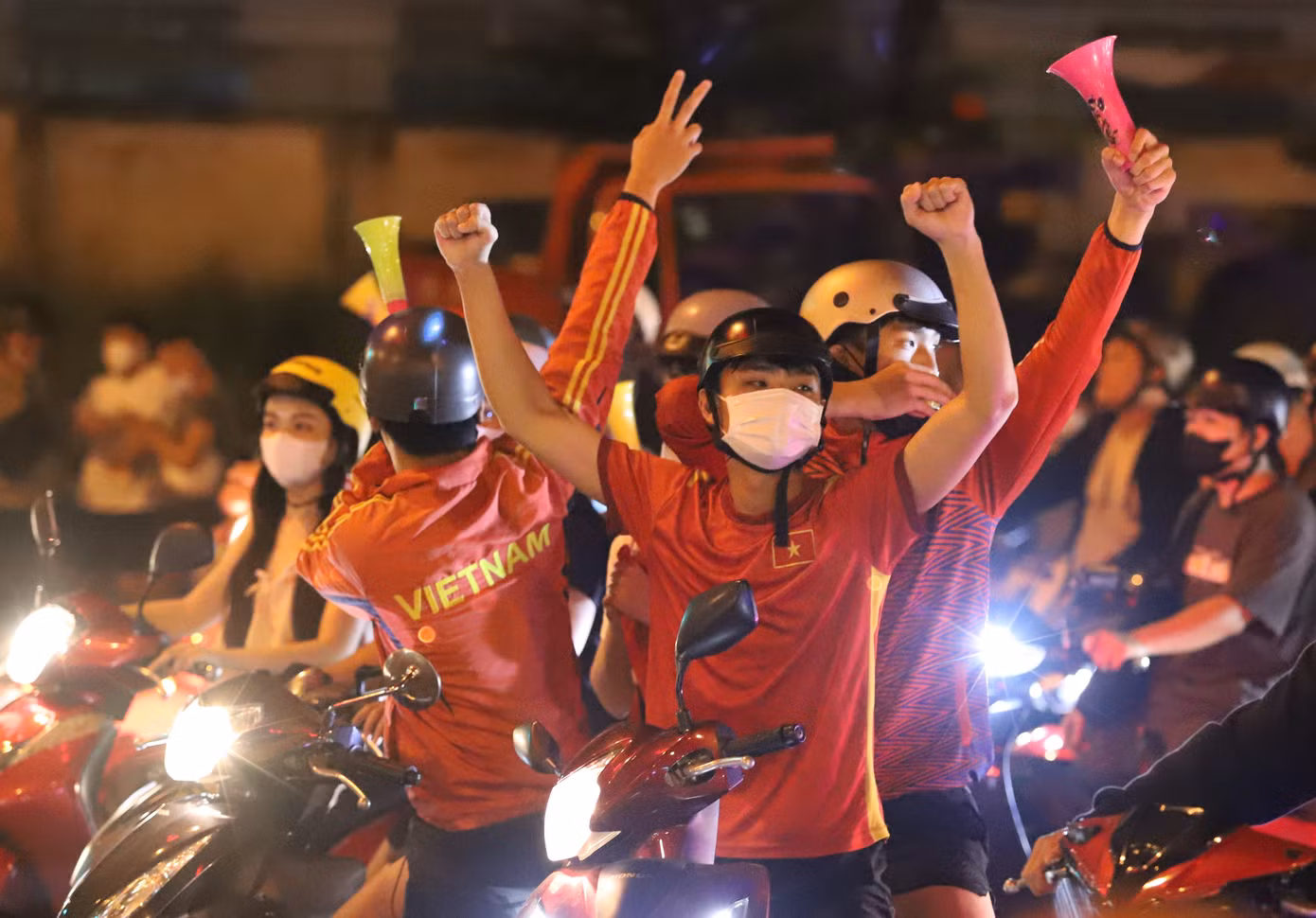 Người hâm mộ vui mừng trước chiến thắng của các "chiến binh sao vàng" ngay trên đất Thái.