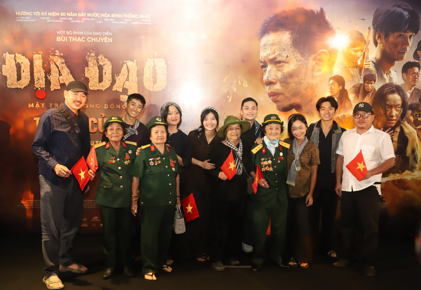 Đoàn phim Địa đạo gặp gỡ, tri ân các cô chú du kích Củ Chi anh hùng. Ảnh: Ngô Tùng Đoàn phim Địa đạo gặp gỡ, tri ân các cô chú du kích Củ Chi anh hùng. Ảnh: Ngô Tùng