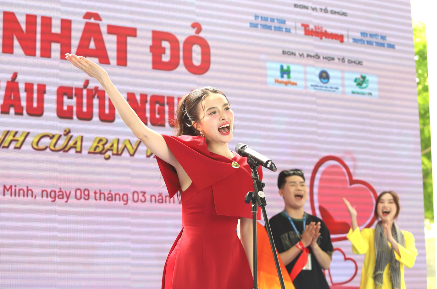 Sau khi catwalk, người đẹp quê Đồng Tháp tái hiện màn hô tên đặc trưng của cuộc thi Miss Grand.