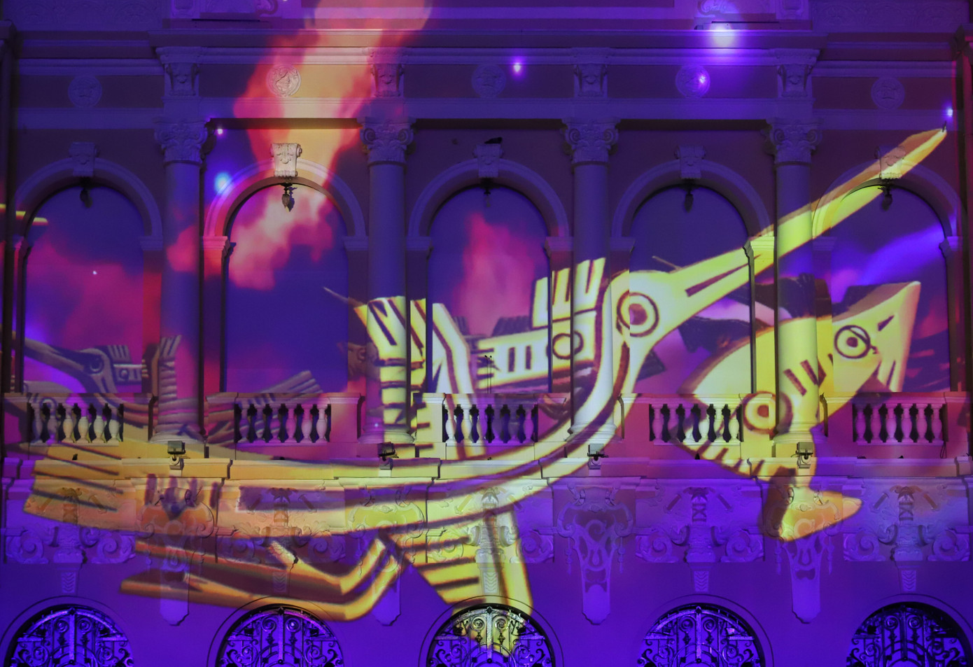 Biểu tượng ngàn đời của dân tộc ta - trống đồng Đông Sơn, chim Lạc. Biểu tượng ngàn đời của dân tộc ta - trống đồng Đông Sơn, chim Lạc.