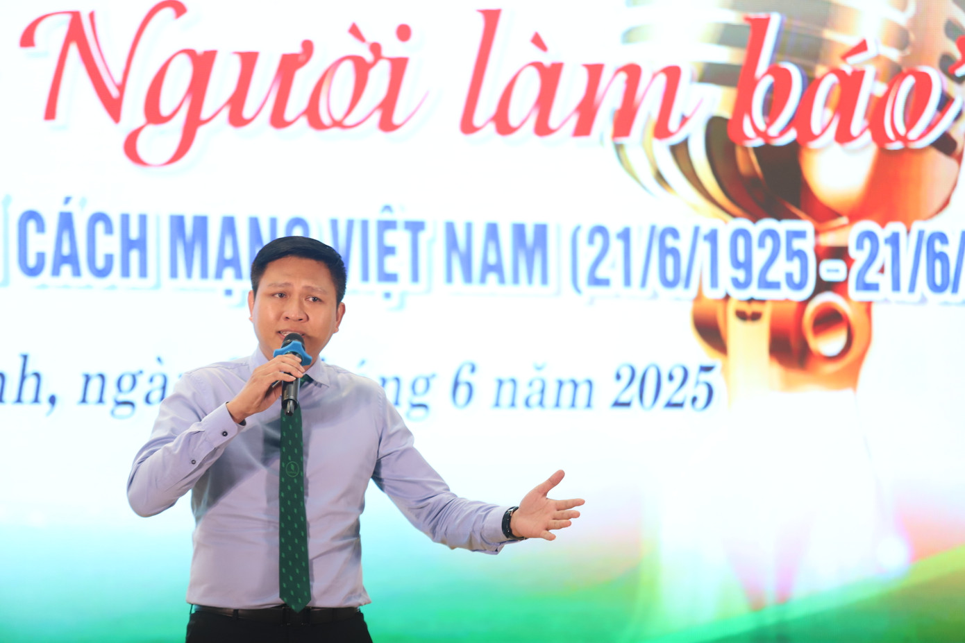 Các bạn trẻ góp giọng đầy say mê, cảm hứng. Các bạn trẻ góp giọng đầy say mê, cảm hứng.