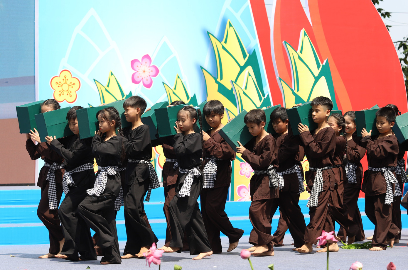 Bạn nhỏ tái hiện những đoàn dân công hỏa tuyến - những con người lặng thầm, bền bỉ, vượt qua mưa bom, bão đạn, trở thành mạch máu nuôi dưỡng mặt trận.