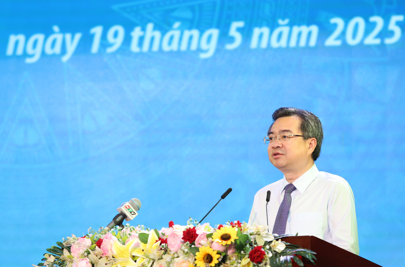 Phó Bí thư Thường trực Thành ủy TPHCM Nguyễn Thanh Nghị phát biểu tuyên dương các gương điển hình. Ảnh: Ngô Tùng Phó Bí thư Thường trực Thành ủy TPHCM Nguyễn Thanh Nghị phát biểu tuyên dương các gương điển hình. Ảnh: Ngô Tùng