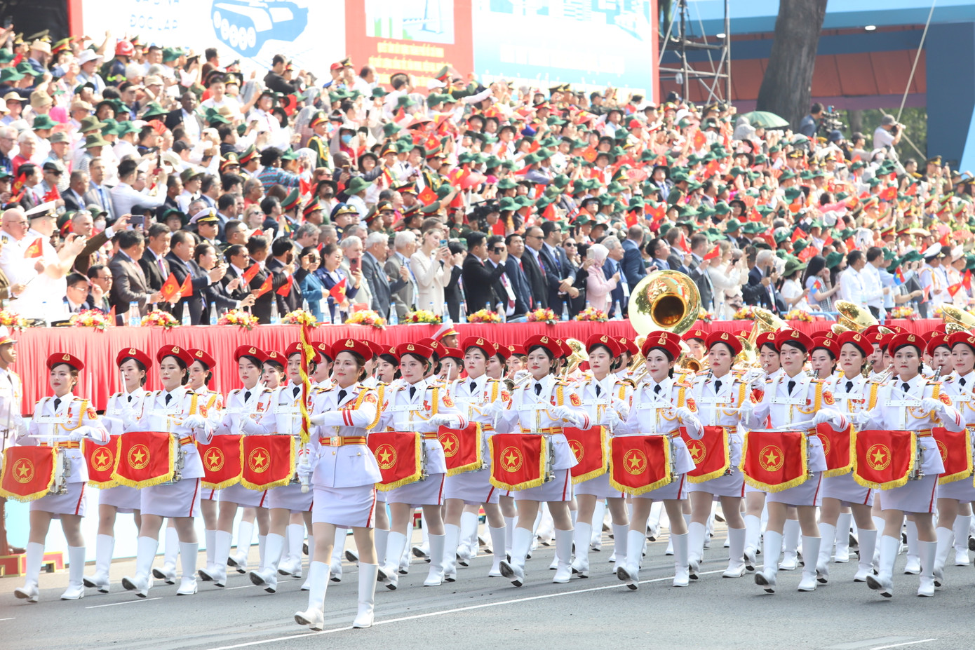 Khối nữ Quân nhạc tham gia diễu binh, diễu hành trong lễ kỷ niệm 50 năm Ngày Giải phóng miền Nam, thống nhất đất nước vừa qua. Ảnh: Ngô Tùng