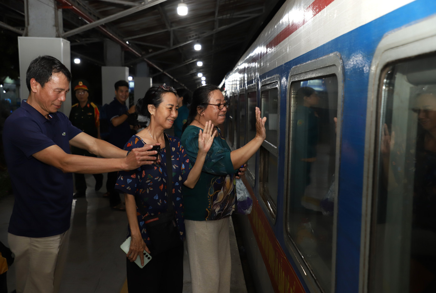 Người thân và các chiến sĩ, bạn trẻ đến cổ vũ và tiễn đoàn đi làm nhiệm vụ.