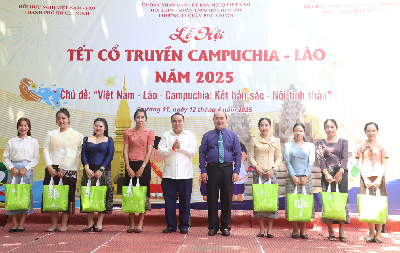 Sinh viên Dalavanh Phommakone (thứ hai từ trái qua) cùng các bạn đón nhận những món quà ý nghĩa nhân dịp năm mới của đất nước mình. Sinh viên Dalavanh Phommakone (thứ hai từ trái qua) cùng các bạn đón nhận những món quà ý nghĩa nhân dịp năm mới của đất nước mình.