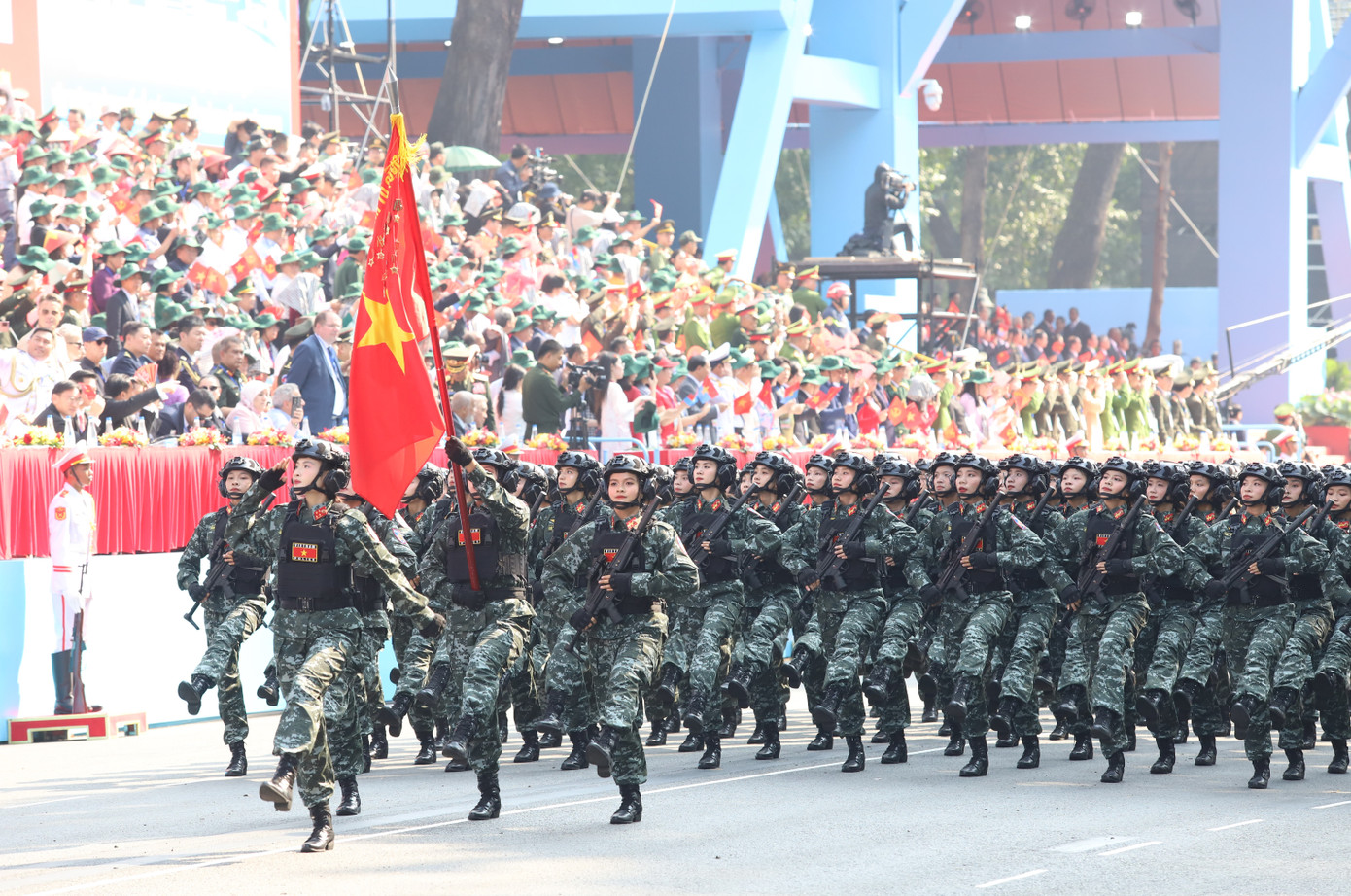 Trong các khối diễu binh, diễu hành, hình ảnh các nữ quân nhân với phong thái uy nghiêm cùng vẻ ngoài xinh đẹp đã tạo nên nét cuốn hút với những người theo dõi hành trình diễu binh, diễu hành mà đoàn đi qua.