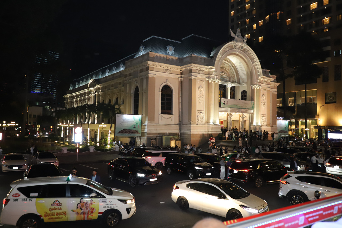 Khung cảnh khuôn viên xung quanh Nhà hát Thành phố (phường Bến Nghé, quận 1) về đêm. Ảnh: Ngô Tùng