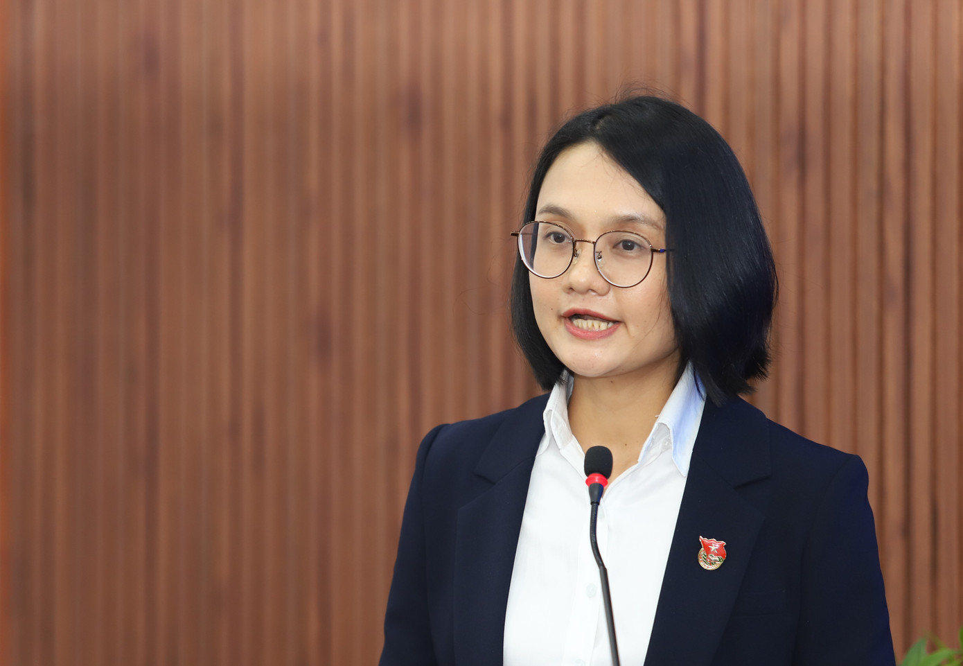 Đại biểu Đoàn TNCS hai nước tham gia ý kiến về các giải pháp thúc đẩy hoạt động công tác Đoàn.