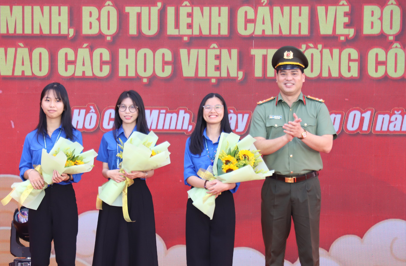 Trung tá Đồng Đức Vũ - Trưởng ban Thanh niên Công an nhân dân tặng hoa cám ơn các chiến sĩ Gia sư áo xanh tham gia hỗ trợ các chiến sĩ nghĩa vụ ôn luyện thi vào các trường CAND.