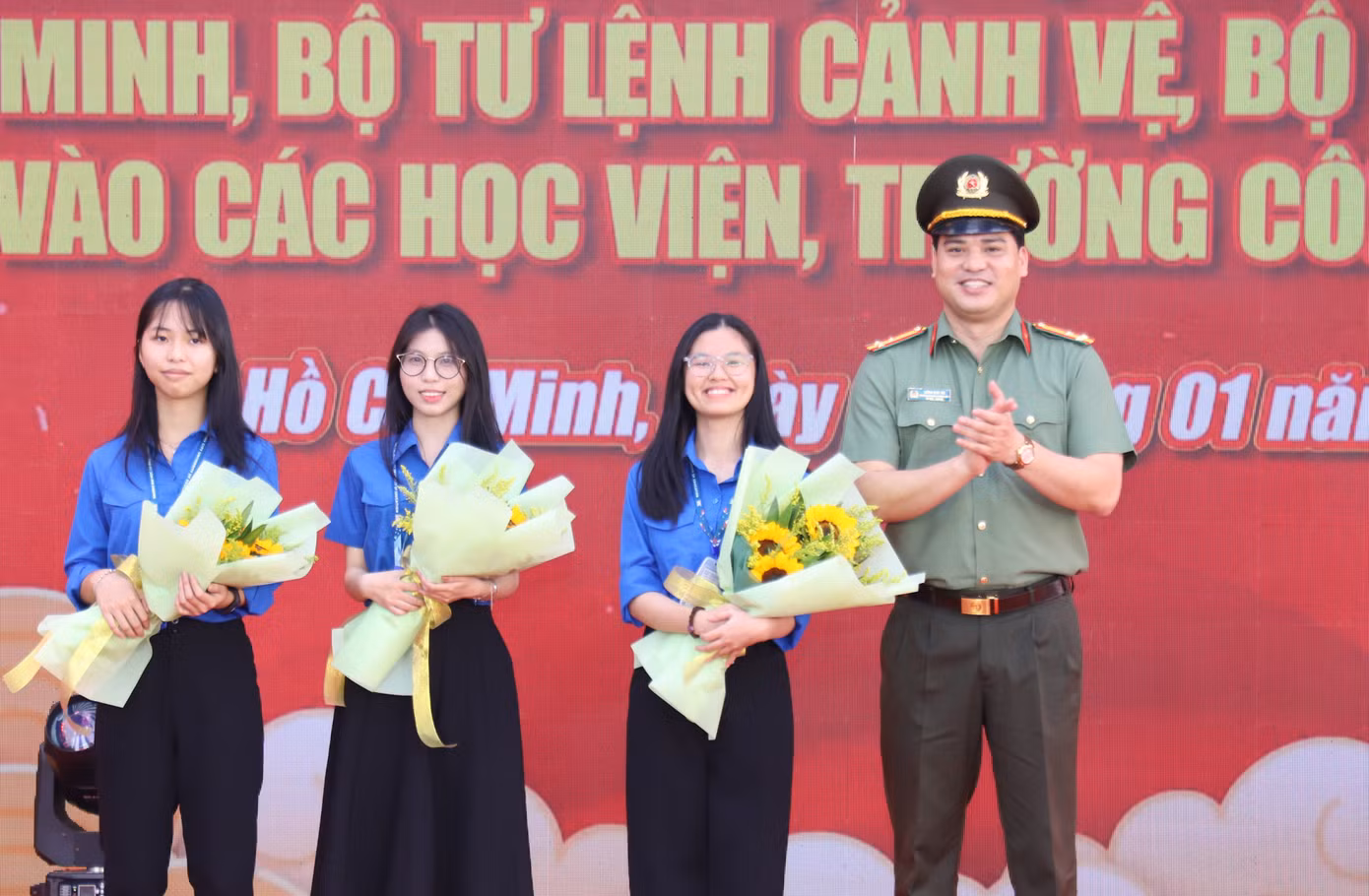 Trung tá Đồng Đức Vũ - Trưởng ban Thanh niên Công an nhân dân tặng hoa cám ơn các chiến sĩ Gia sư áo xanh tham gia hỗ trợ các chiến sĩ nghĩa vụ ôn luyện thi vào các trường CAND.