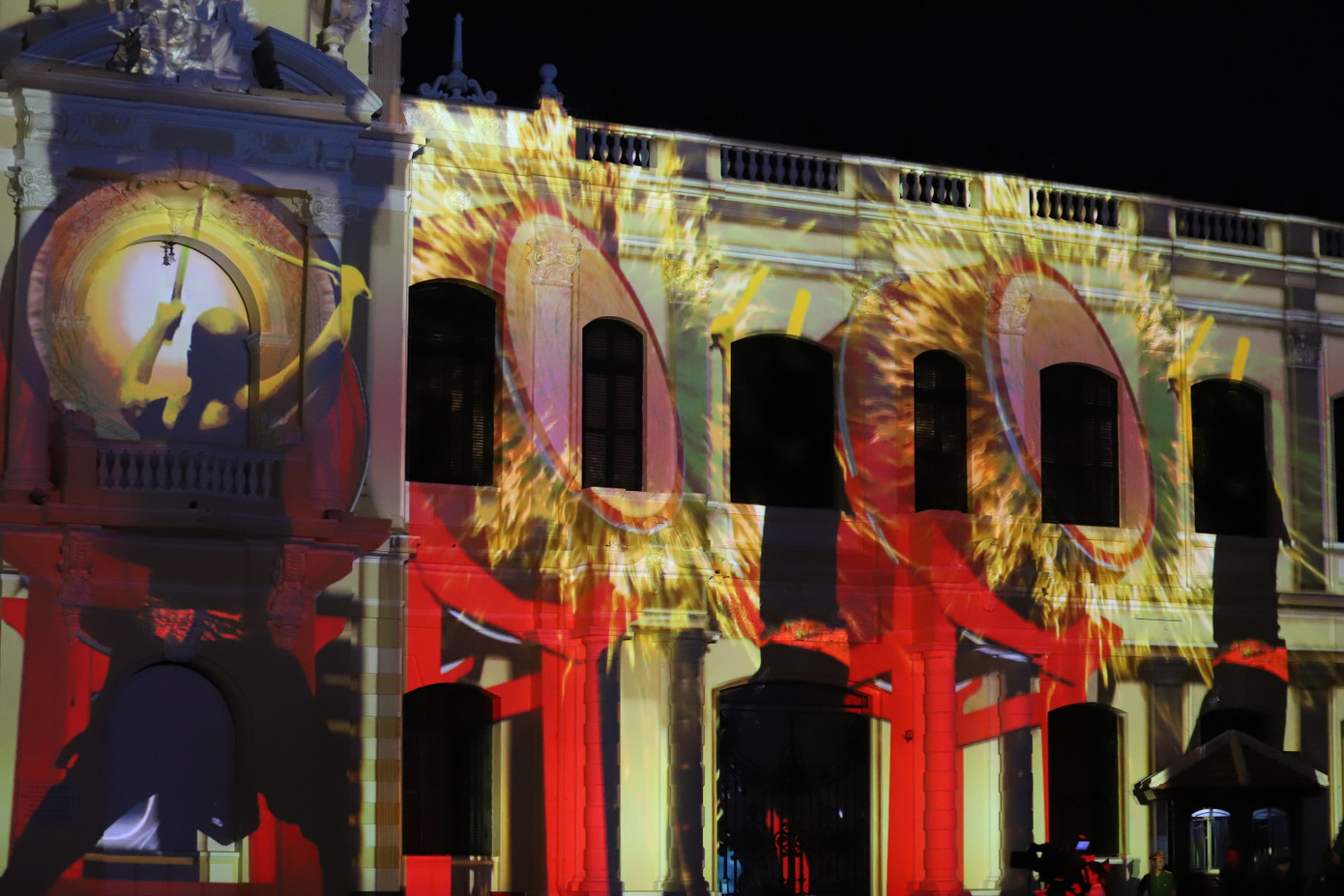 Hình ảnh đấu tranh giữ yên bờ cõi của thế hệ tiền nhân được tái hiện sống động qua công nghệ trình diễn mapping. Hình ảnh đấu tranh giữ yên bờ cõi của thế hệ tiền nhân được tái hiện sống động qua công nghệ trình diễn mapping.