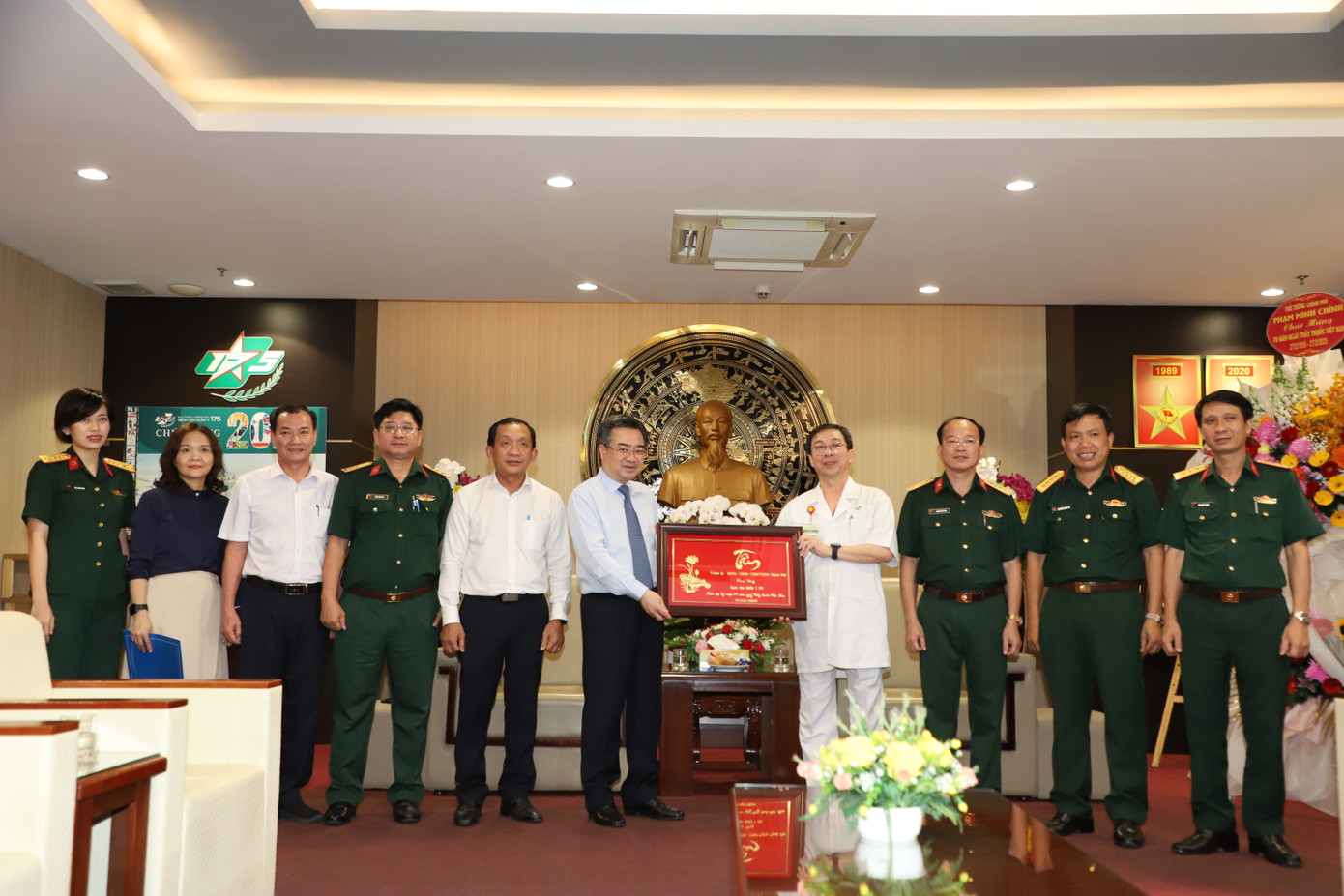 Ông Nguyễn Thanh Nghị trao quà cám ơn của lãnh đạo TPHCM đến lãnh đạo bệnh viện. Ông Nguyễn Thanh Nghị trao quà cám ơn của lãnh đạo TPHCM đến lãnh đạo bệnh viện.