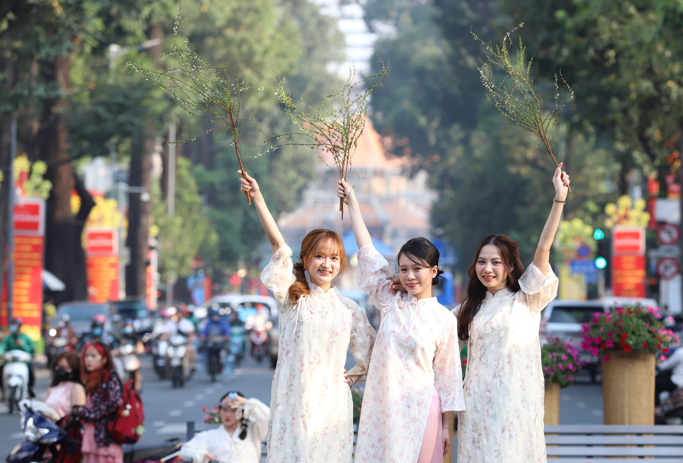 Bộ ba Trâm Anh, Lý Linh và Ngọc Hân "đầu tư" những bộ áo dài trang nhã để cùng lưu giữ những kỷ niệm trước khi Tết đến. Đây cũng là dịp nhóm bạn lưu niệm chia tay trước khi cô bạn Lý Linh đi nước ngoài làm việc.