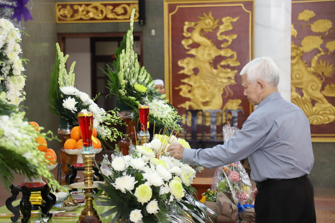 Nguyên Chủ tịch nước Nguyễn Minh Triết ghi nhận những đóng góp to lớn của nhạc sĩ Lư Nhất Vũ. Nguyên Chủ tịch nước Nguyễn Minh Triết ghi nhận những đóng góp to lớn của nhạc sĩ Lư Nhất Vũ.