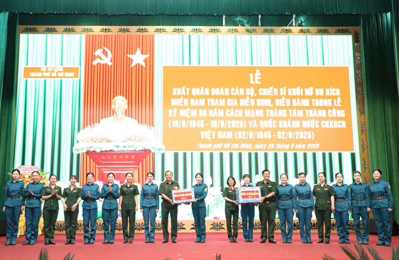 Lãnh đạo TPHCM cùng các đơn vị trường học, doanh nghiệp tặng quà động viên các nữ chiến sĩ tham gia đợt huấn luyện.