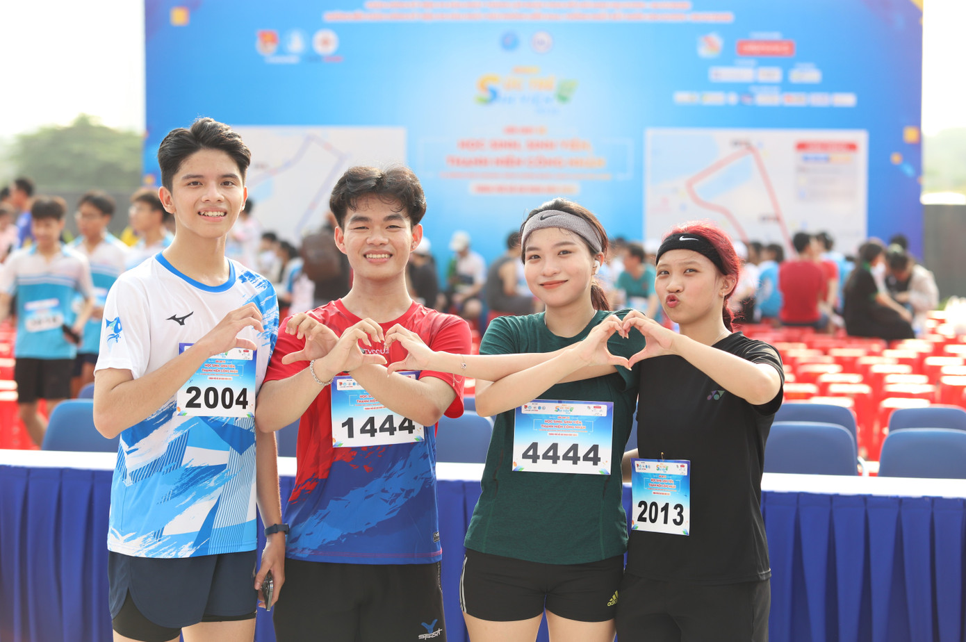 Không quản ngại đường xa, nhóm bạn cùng Trường Đại học Văn Lang đã đi thật sớm để cùng sải bước trên đường chạy sức trẻ. &quot;Tụi mình có được trải nghiệm rất vui trong buổi chạy. Đây cũng là cơ hội để mình vận động, tập thể dục với bạn bè&quot;, Bảo Ngọc chia sẻ.