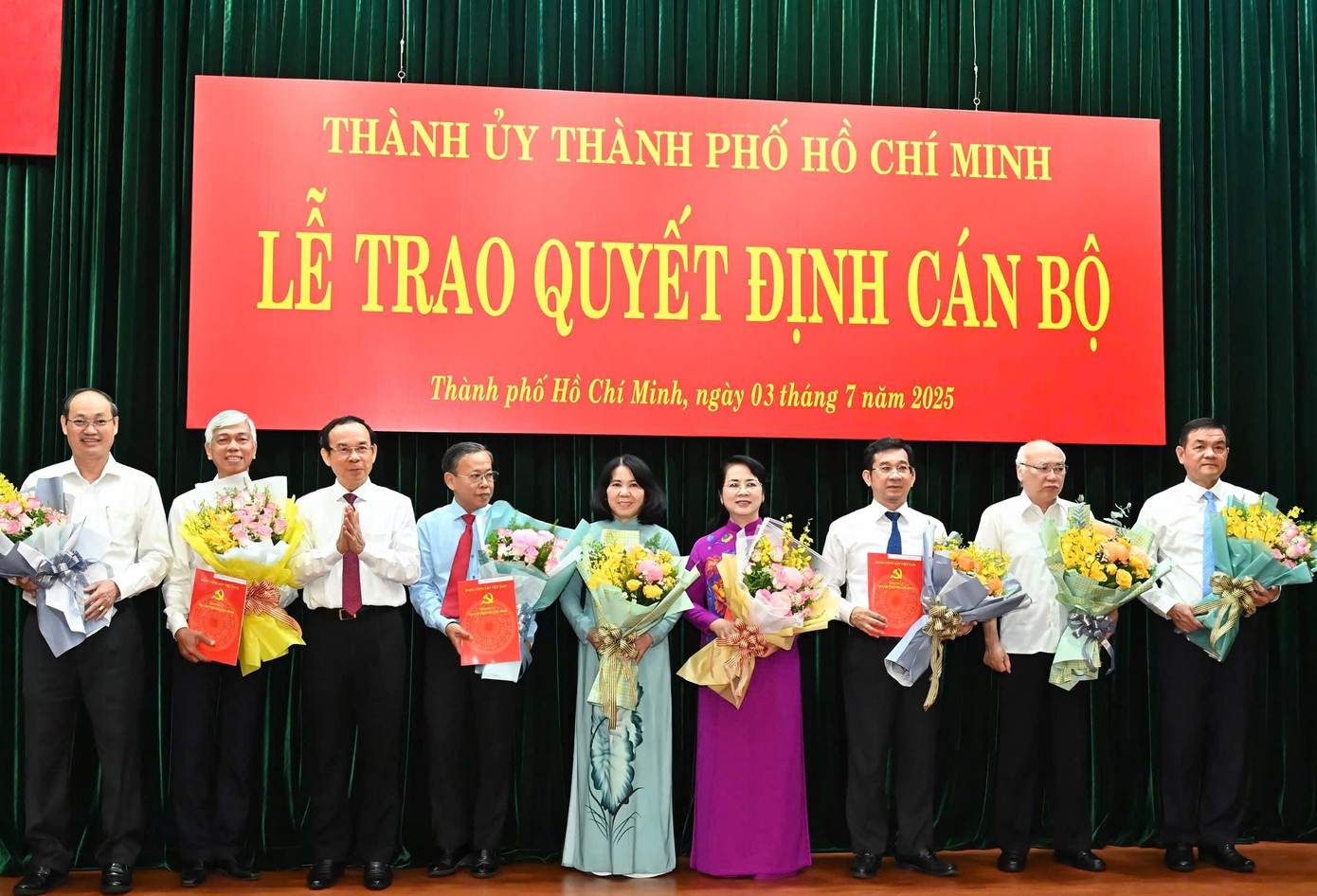 Bí thư Thành ủy TP. Thủ Đức Nguyễn Hữu Hiệp, Chủ nhiệm Ủy ban Kiểm tra Thành ủy TPHCM Trần Kim Yến, Phó Chủ tịch Thường trực UBND TPHCM Dương Ngọc Hải nhận quyết định nghỉ hưu trước tuổi. Ảnh: SGGP Bí thư Thành ủy TP. Thủ Đức Nguyễn Hữu Hiệp, Chủ nhiệm Ủy ban Kiểm tra Thành ủy TPHCM Trần Kim Yến, Phó Chủ tịch Thường trực UBND TPHCM Dương Ngọc Hải nhận quyết định nghỉ hưu trước tuổi. Ảnh: SGGP