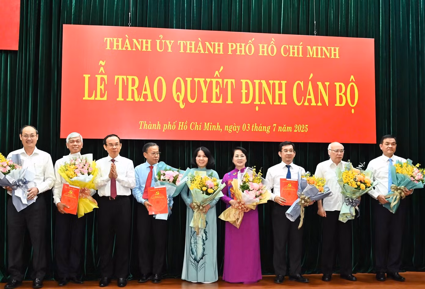Bí thư Thành ủy TP. Thủ Đức Nguyễn Hữu Hiệp, Chủ nhiệm Ủy ban Kiểm tra Thành ủy TPHCM Trần Kim Yến, Phó Chủ tịch Thường trực UBND TPHCM Dương Ngọc Hải nhận quyết định nghỉ hưu trước tuổi. Ảnh: SGGP Bí thư Thành ủy TP. Thủ Đức Nguyễn Hữu Hiệp, Chủ nhiệm Ủy ban Kiểm tra Thành ủy TPHCM Trần Kim Yến, Phó Chủ tịch Thường trực UBND TPHCM Dương Ngọc Hải nhận quyết định nghỉ hưu trước tuổi. Ảnh: SGGP