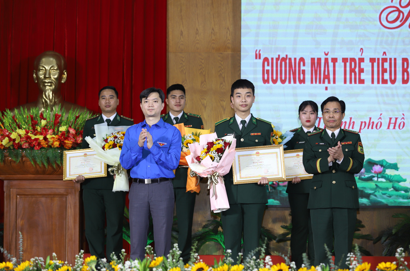 Anh Nguyễn Minh Triết và Đại tá Vũ Quốc Ân - Phó chính ủy BĐBP tuyên dương, khen thưởng các cá nhân nhận giải thưởng "Gương mặt trẻ triển vọng". Anh Nguyễn Minh Triết và Đại tá Vũ Quốc Ân - Phó chính ủy BĐBP tuyên dương, khen thưởng các cá nhân nhận giải thưởng "Gương mặt trẻ triển vọng".