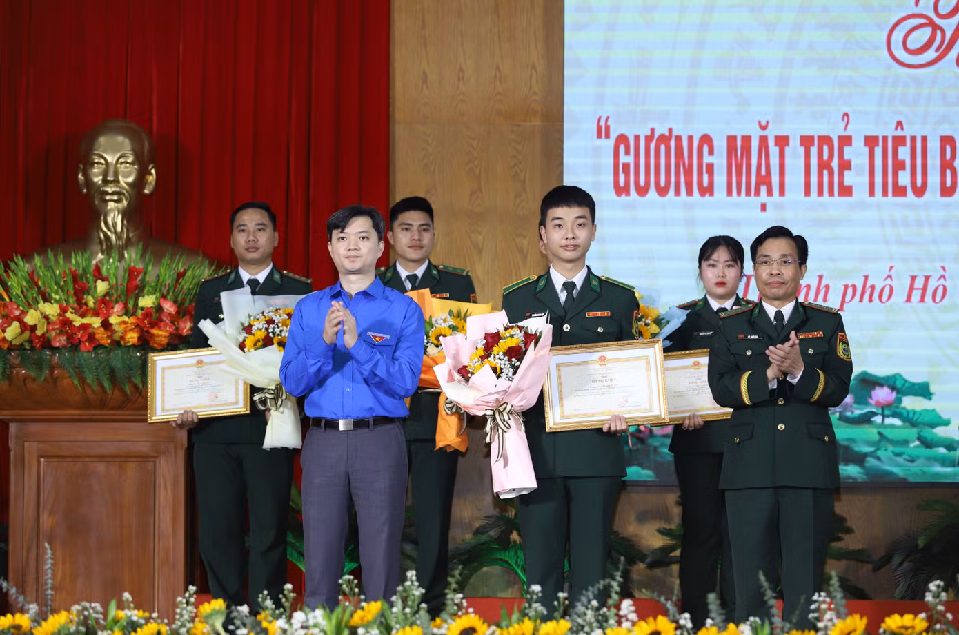 Anh Nguyễn Minh Triết và Đại tá Vũ Quốc Ân - Phó chính ủy BĐBP tuyên dương, khen thưởng các cá nhân nhận giải thưởng "Gương mặt trẻ triển vọng".