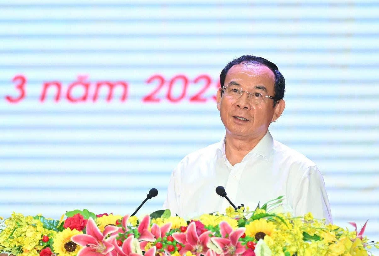 Bí thư Thành ủy TPHCM Nguyễn Văn Nên trao đổi tại hội nghị. Bí thư Thành ủy TPHCM Nguyễn Văn Nên trao đổi tại hội nghị.