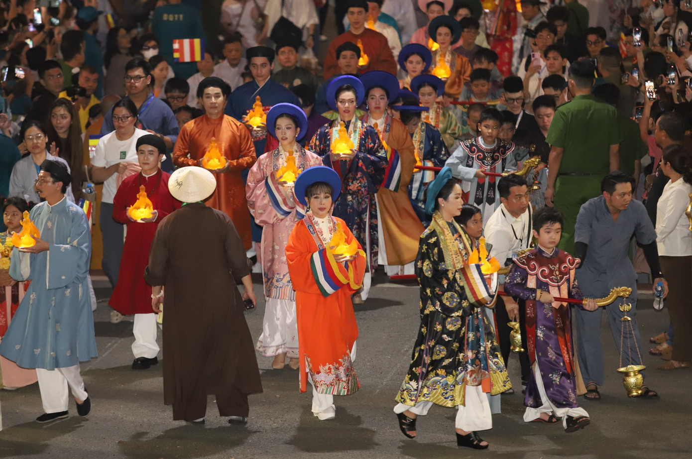 Đoàn cung rước về đến Việt Nam Quốc tự trong sự chào đón của đông đảo bà con phật tử, người dân.