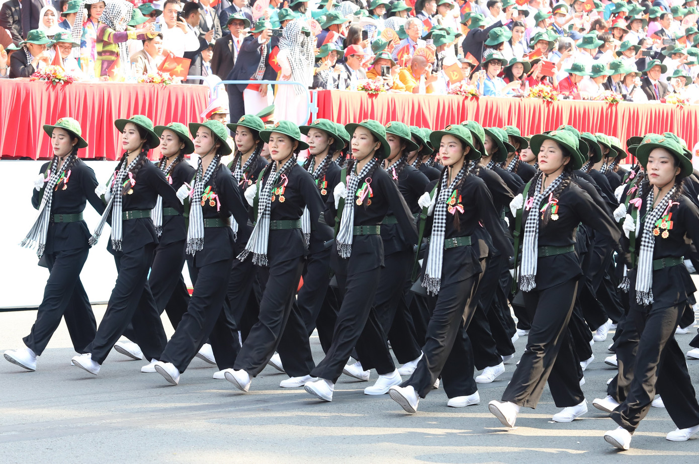 Khối nữ du kích miền Nam. Trong cuộc kháng chiến chống Mỹ cứu nước đã để lại hình ảnh quen thuộc về những nữ du kích miền Nam tay không đánh giặc, những “Cô Ba dũng sĩ” với chiếc khăn rằn và nón tai bèo bám xóm, bám ấp, đánh giặc mọi lúc, mọi nơi.