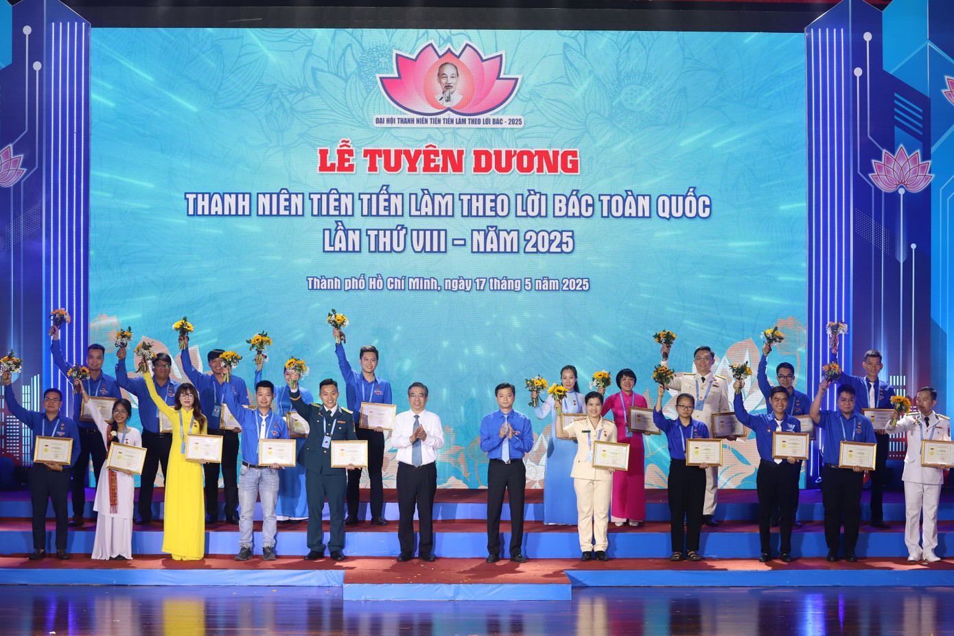 Bí thư T.Ư Đoàn Nguyễn Minh Triết và Phó Bí thư Thành ủy, Chủ tịch Ủy ban MTTQ Việt Nam TPHCM Nguyễn Phước Lộc tuyên dương các gương điển hình thanh niên.