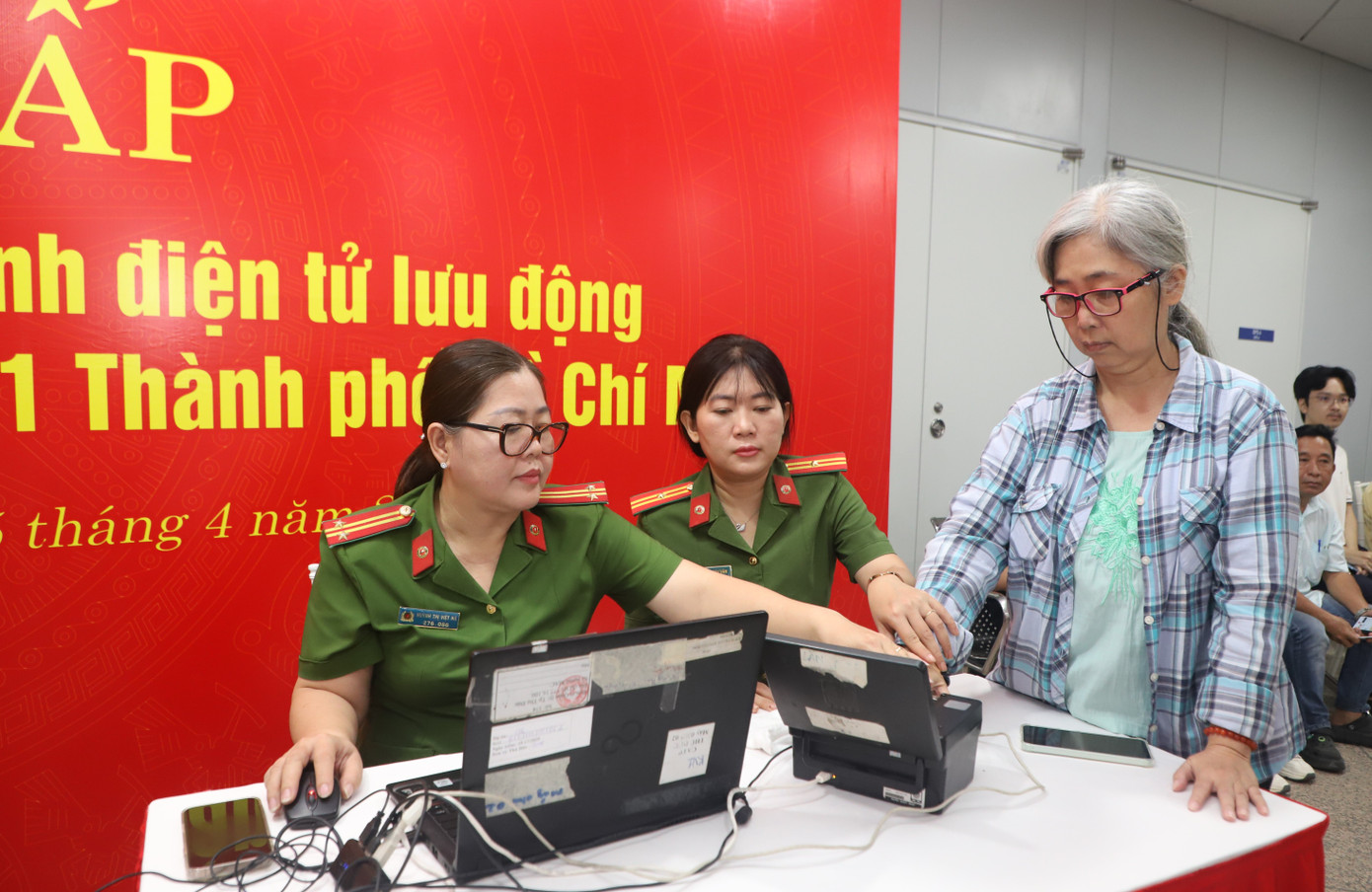 Bà Thu Hương (ngụ quận 4) cho biết, thời gian trước đã nghe thông báo làm tài khoản định danh nhưng do thời điểm đó bà bị ốm nên không thực hiện được. Hôm nay, nghe bạn bè thông tin chương trình này nên đã đến làm. "Tôi lớn tuổi rồi, những công nghệ điện tử tôi không rành nên cũng lúng túng, tính không làm nhưng sợ sau này phiền hà khi thực hiện các thủ tục nên cũng ráng gom góp mua điện thoại thông minh để làm" - bà Hương chia sẻ.