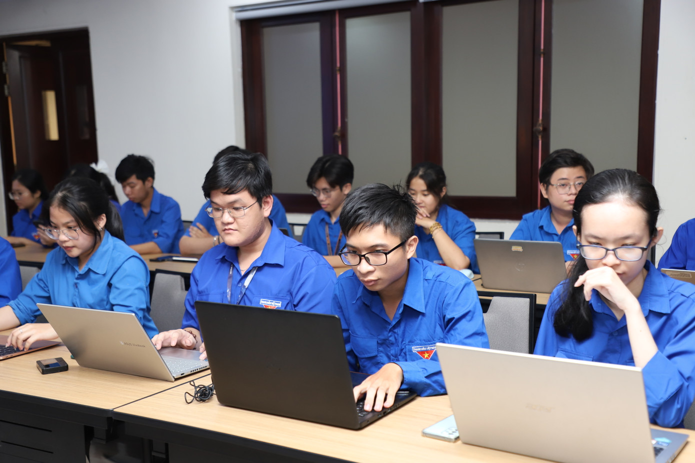 Bạn trẻ tranh tài thi trắc nghiệm trực tuyến cuộc thi “Tự hào Việt Nam”. Ảnh: Ngô Tùng