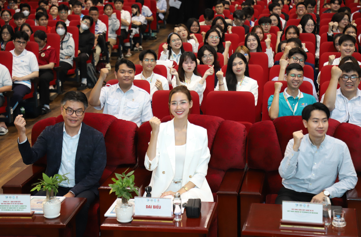 Cùng với các hoạt động nghệ thuật, Hoa hậu Bảo Ngọc cũng tích cực tham gia các hoạt động xây dựng lối sống xanh và bảo vệ môi trường, truyền cảm hứng đến giới trẻ.