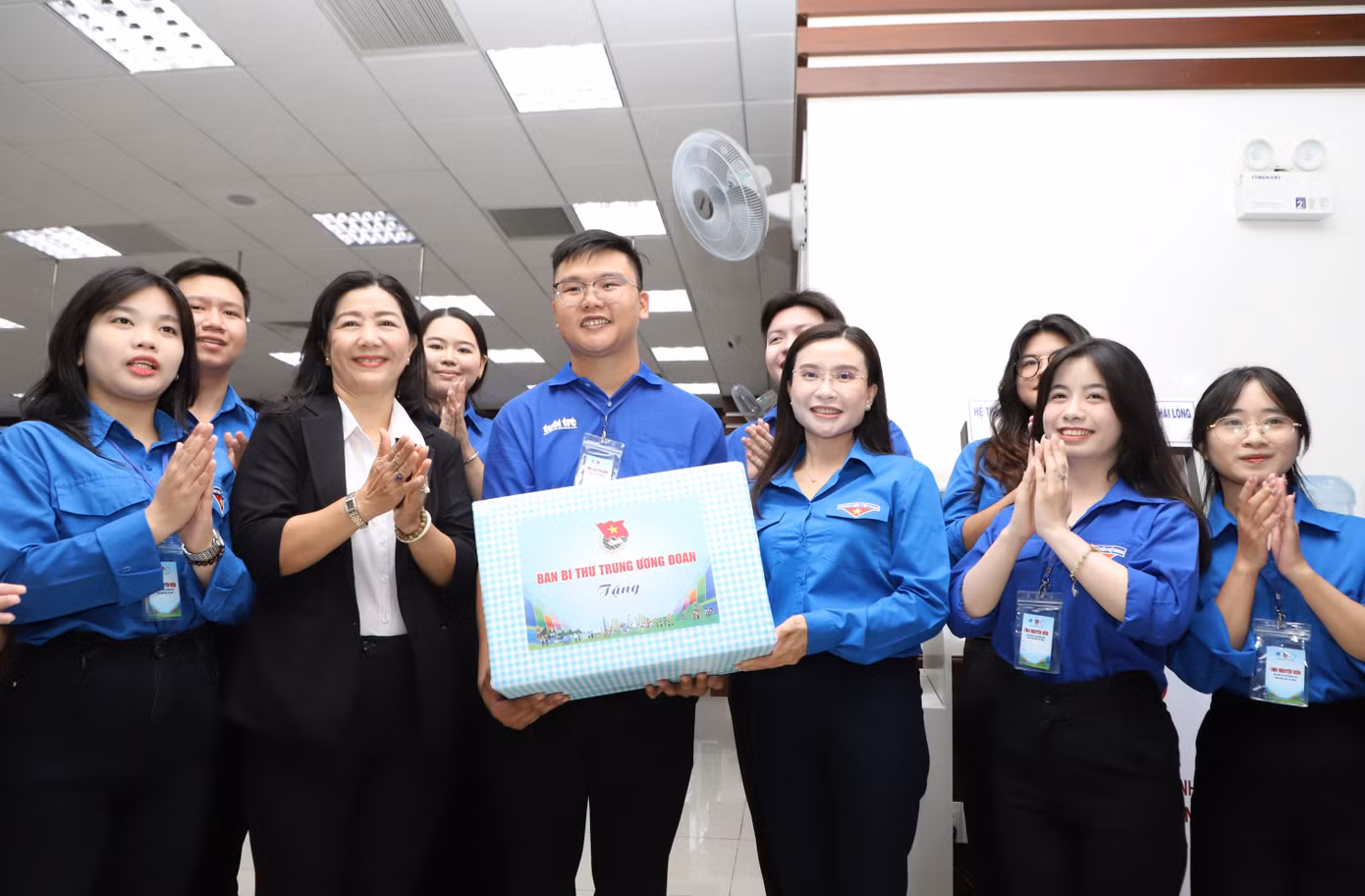 Bí thư T.Ư Đoàn Nguyễn Phạm Duy Trang tặng quà của Ban Bí thư cho đội hình thanh niên tình nguyện thực hiện nhiệm vụ tại phường Phú Nhuận.