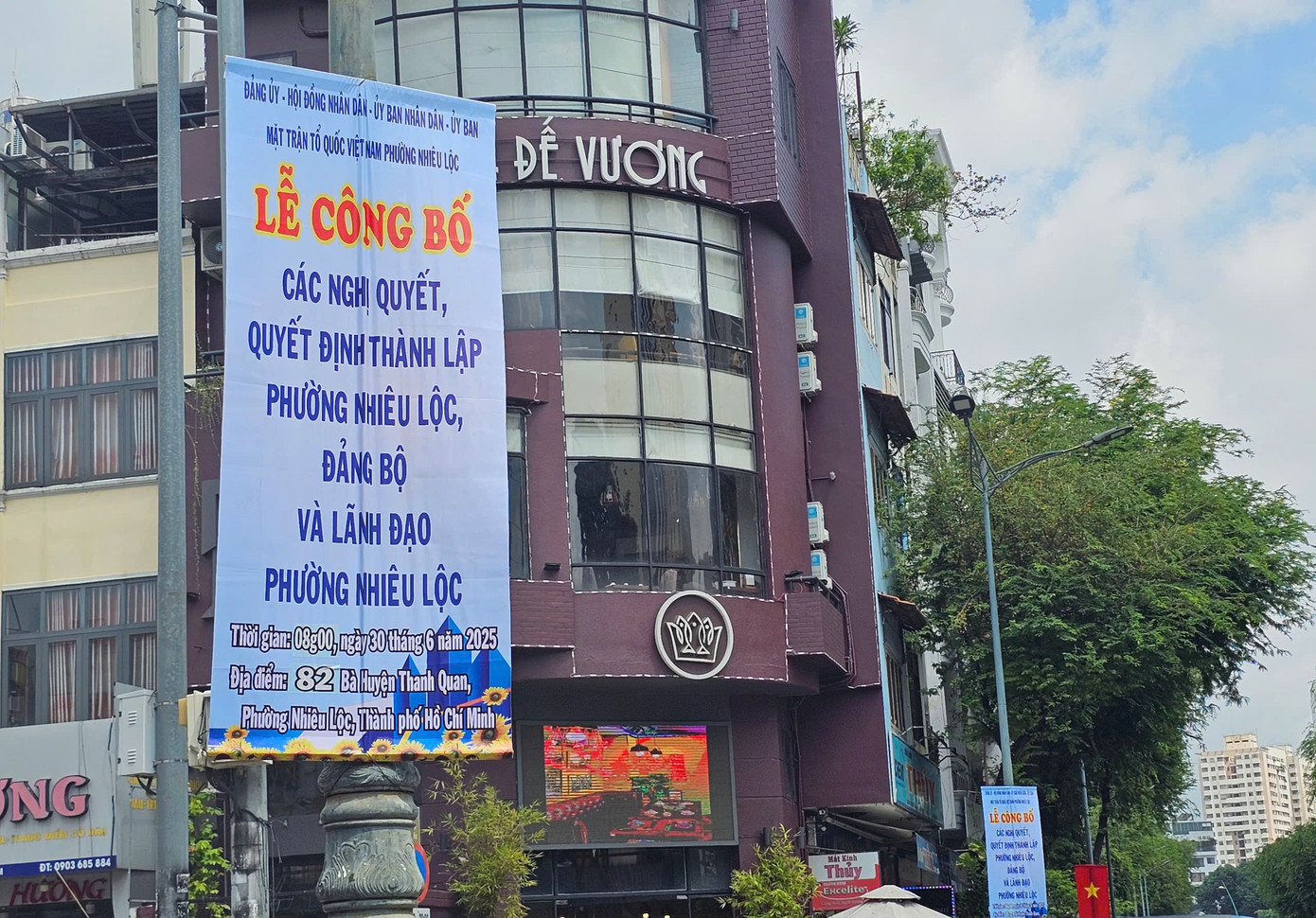 Các phường, xã mới trên địa bàn TPHCM sẵn sàng cho lễ công bố các nghị quyết, quyết định thành lập đơn vị hành chính mới vào ngày 30/6. Ảnh: Ngô Tùng